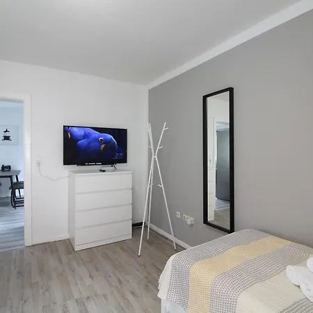 Apartment 8 Freunde Sollt Ihr Sein! *