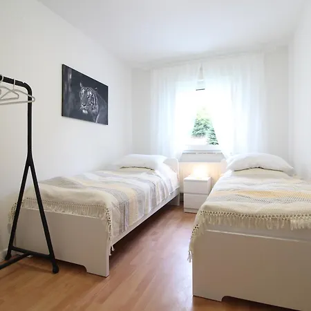 Apartment 8 Freunde Sollt Ihr Sein!