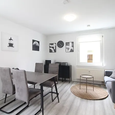 Apartment 8 Freunde Sollt Ihr Sein!